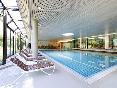 hallenbad-mit-liegen-3