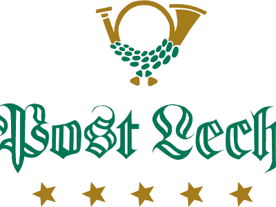 Logo mit den Worten "Post Lech" in grünem gotischen Stil. Darüber zwei Posthörner und ein Kranz. Unter dem Text sind fünf goldene Sterne abgebildet.