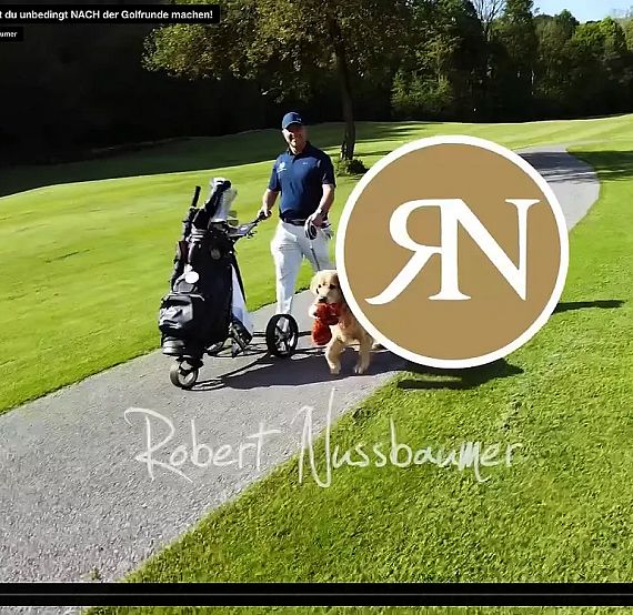 Ein Golfer in blauem Outfit zieht einen Golftrolley auf einem sonnigen Golfplatzweg. Neben ihm läuft ein Hund. Ein Logo mit den Initialen "RN" ist sichtbar.