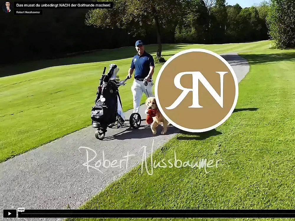 Ein Golfer in blauem Outfit zieht einen Golftrolley auf einem sonnigen Golfplatzweg. Neben ihm läuft ein Hund. Ein Logo mit den Initialen "RN" ist sichtbar.
