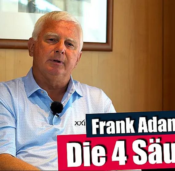 A man in a light blue shirt speaks indoors, seated. Text overlays: 'Frank Adamowicz Die 4 Säulen'. Wooden wall and framed picture in the background.
