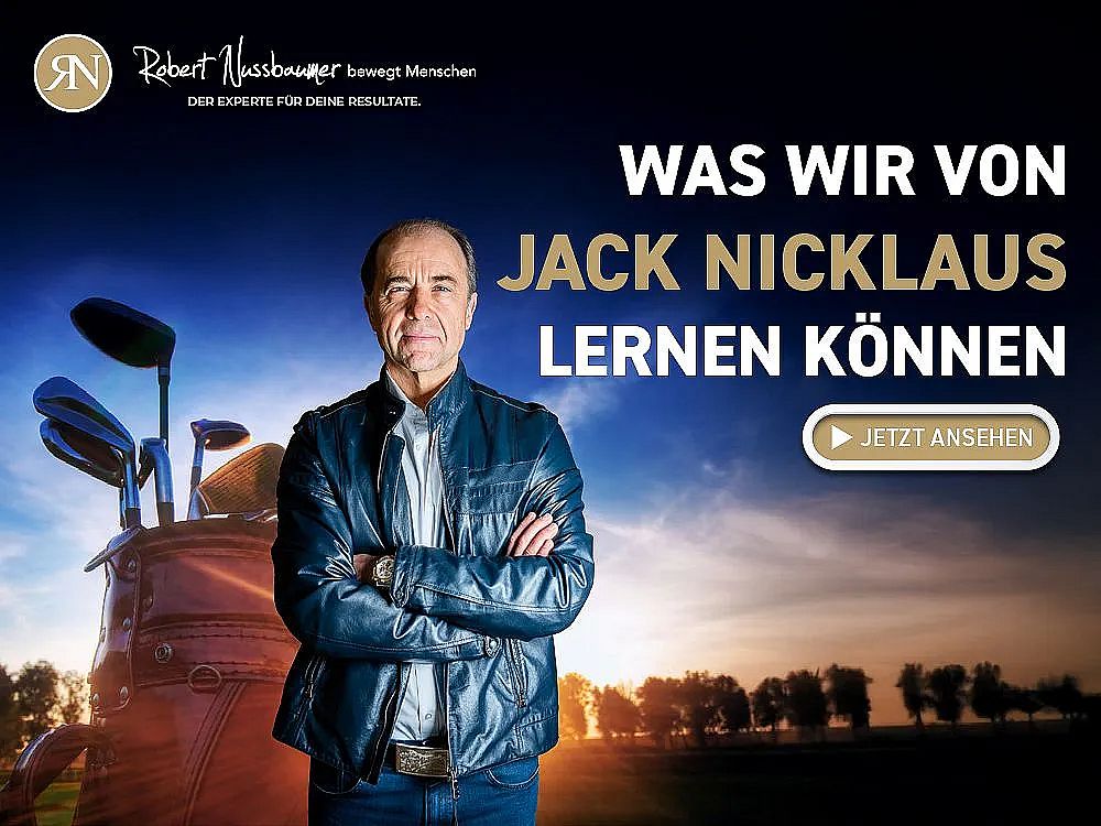 Ein Mann in Lederjacke steht mit verschränkten Armen vor einem Golfplatz bei Sonnenaufgang. Text besagt: "Was wir von Jack Nicklaus lernen können".