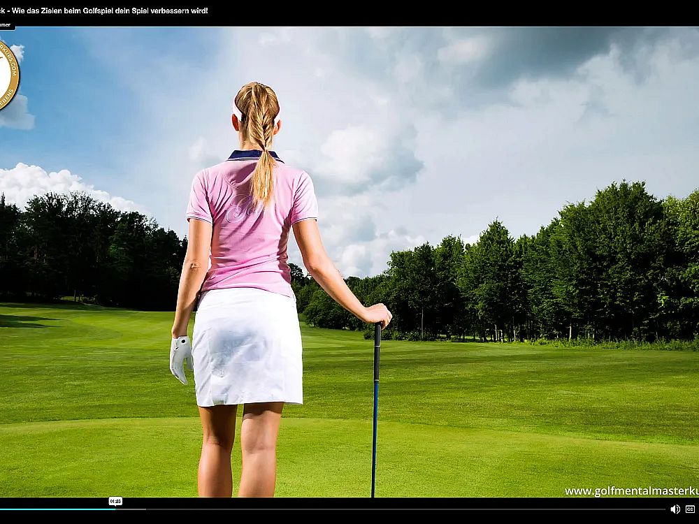 Eine Golferin steht auf einem grünen Golfplatz mit Bäumen im Hintergrund, hält einen Golfschläger und trägt ein pinkes Shirt und einen weißen Rock.