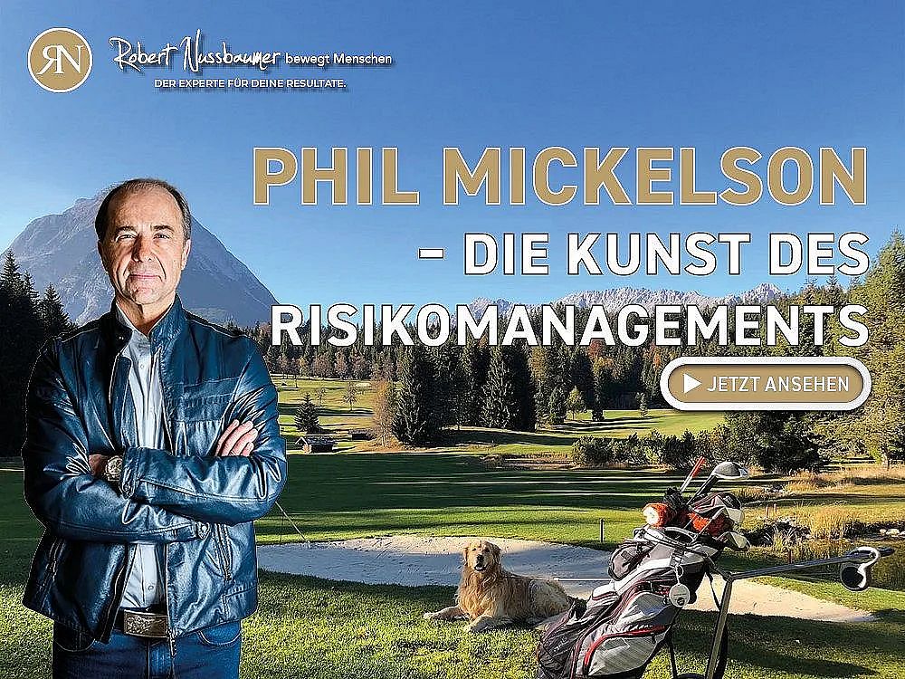 Ein Mann in Lederjacke steht auf einem Golfplatz mit Bergen im Hintergrund. Text: "Phil Mickelson - Die Kunst des Risikomanagements. Jetzt ansehen."
