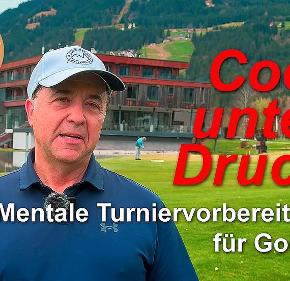 Man in a cap stands on a golf course with mountains. Text reads 'Cool unter Druck' and 'Mentale Turniervorbereitung für Golfer!' in German.