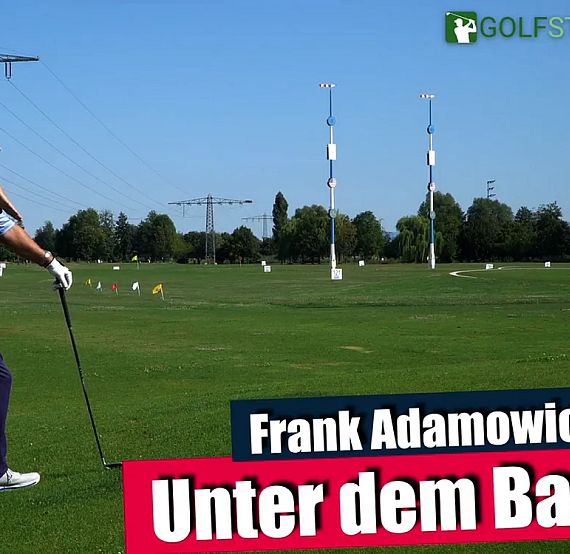 A golfer preparing for a shot on a green field, with text "Frank Adamowicz - Unter dem Ball" emphasizing learning golf techniques.