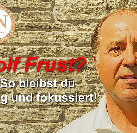 Man in white shirt against brick wall with text 'Golf Frust? So bleibst du ruhig und fokussiert!' and logo in corner.