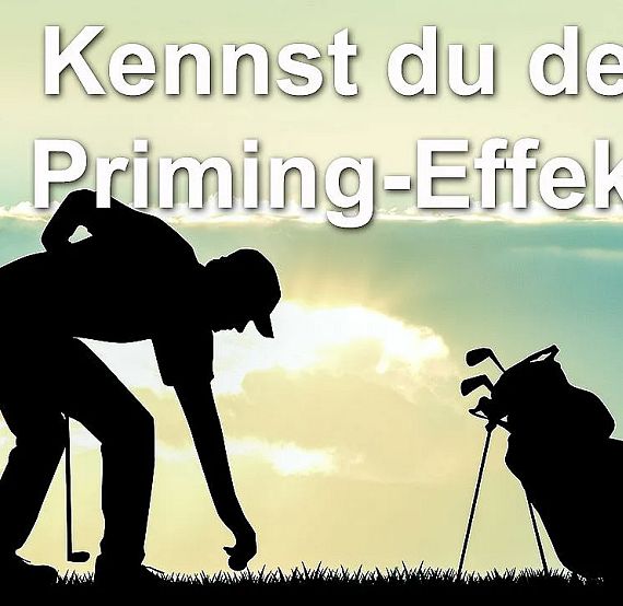 Silhouette of a golfer bending to pick a ball with golf bag on a sunny day. German text reads 'Kennst du den Priming-Effekt?' above the scene.