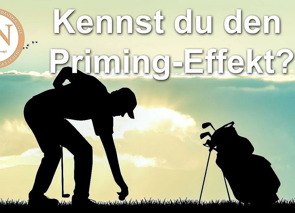 Silhouette of a golfer bending to pick a ball with golf bag on a sunny day. German text reads 'Kennst du den Priming-Effekt?' above the scene.