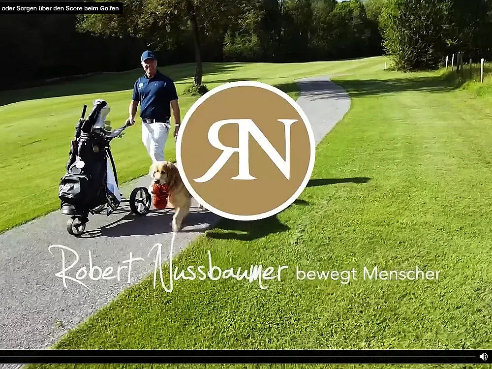 Ein Mann in Golfkleidung geht mit einem Kinderwagen und Hund auf einem Golfplatz. Im Vordergrund ein Logo mit der Aufschrift „Robert Nussbaumer bewegt Menschen“.