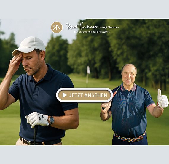 Ein Mann auf einem Golfplatz wirkt nachdenklich, während ein anderer Mann lächelnd in der Nähe steht. Beide tragen Golfbekleidung. Schriftzug: "Jetzt ansehen".