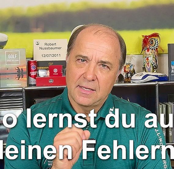 Man in a home office setting, gesturing while speaking, surrounded by books and decorations, with text overlay about learning from mistakes in German.