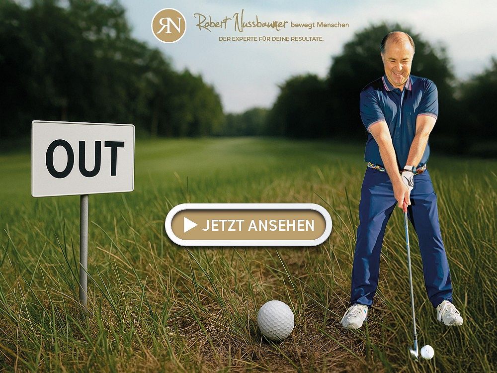 Ein Mann in Golfkleidung steht auf einem Golfplatz bereit zum Schlag. Daneben ein Schild mit der Aufschrift 'OUT'. Im Hintergrund ist eine Wiese zu sehen.
