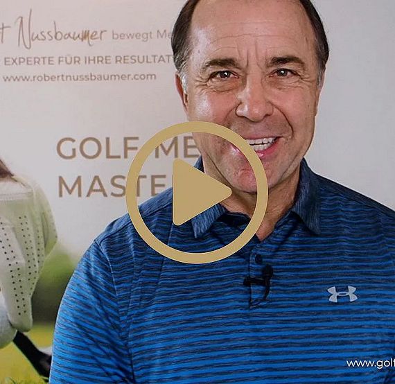 Ein Mann in einem blau gestreiften Hemd lächelt vor einem Hintergrund mit Golfmotiv und Texten über mentale Golf-Meisterschaft.