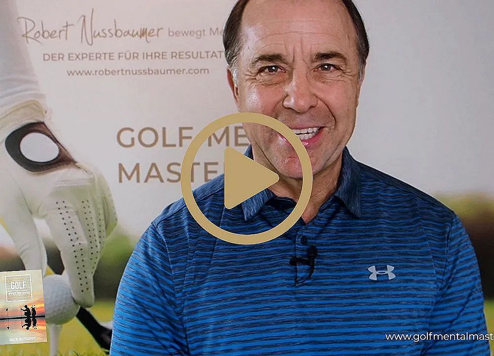 Ein Mann in einem blau gestreiften Hemd lächelt vor einem Hintergrund mit Golfmotiv und Texten über mentale Golf-Meisterschaft.