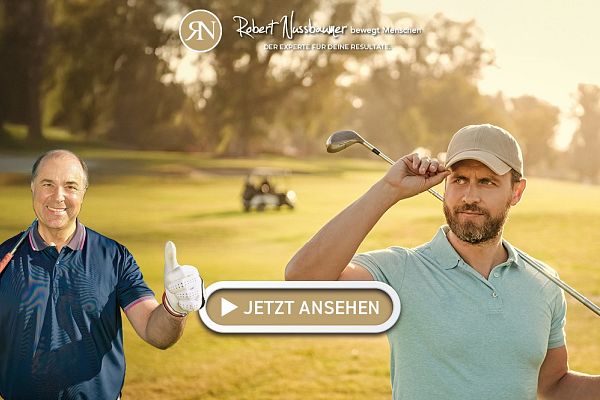 Zwei Männer auf einem Golfplatz, einer hält einen Golfschläger, der andere gibt einen Daumen hoch. Im Hintergrund ein Golfcart und grüner Rasen.