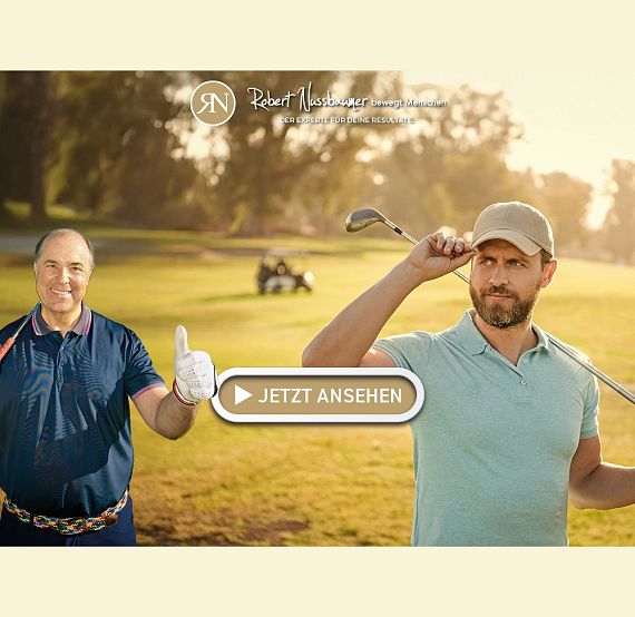 Zwei Männer auf einem Golfplatz, einer hält einen Golfschläger, der andere gibt einen Daumen hoch. Im Hintergrund ein Golfcart und grüner Rasen.