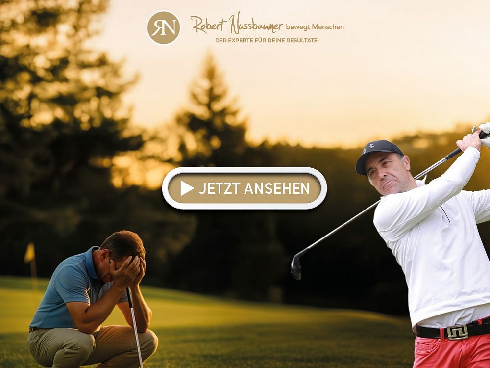 Zwei Golfer: Einer schlägt den Ball mit einem Schläger, während der andere auf dem Grün sitzt und den Kopf in den Händen hält, vor einem Wald im Sonnenuntergang.