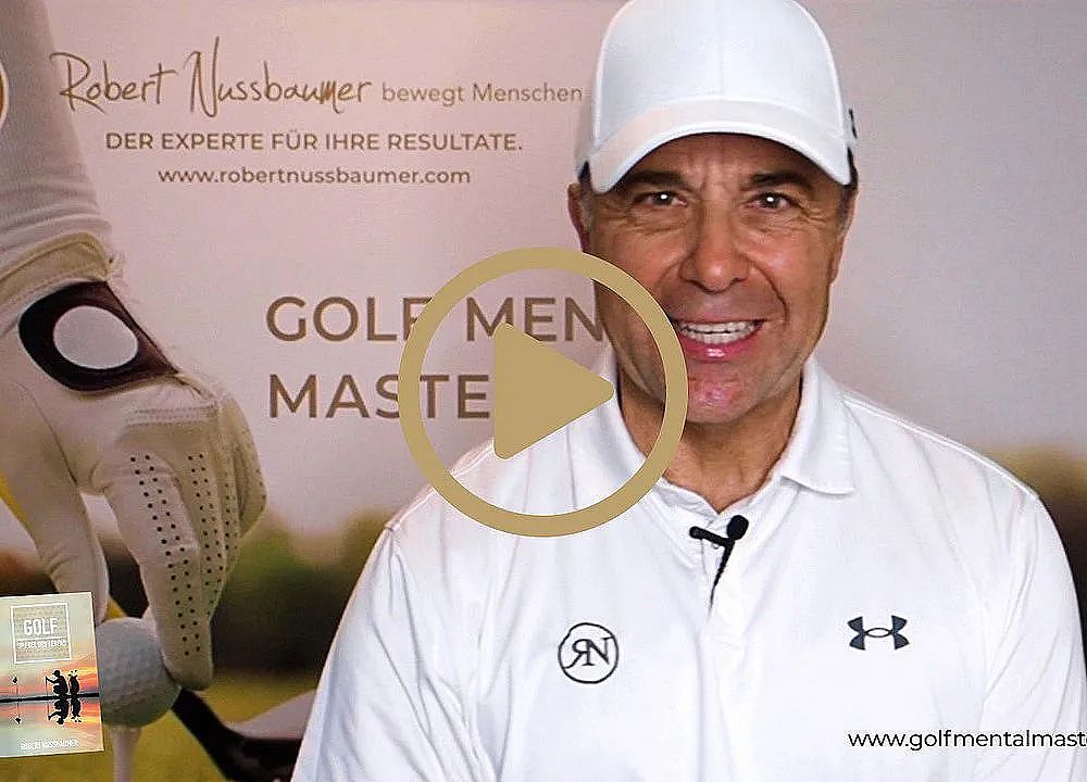 Mann in weißem Polohemd und Kappe vor einem Plakat, das Golfunterricht bewirbt. Der Mann lächelt und trägt Kleidung mit Golfmotiv.