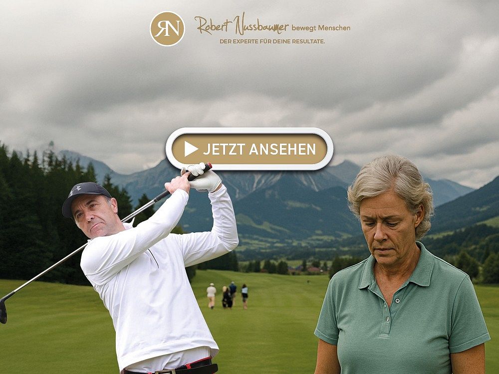 Ein Golfspieler in weißem Shirt schwingt einen Golfschläger auf einem grünen Golfplatz, während eine Frau im grünen Polohemd nachdenklich im Vordergrund steht.