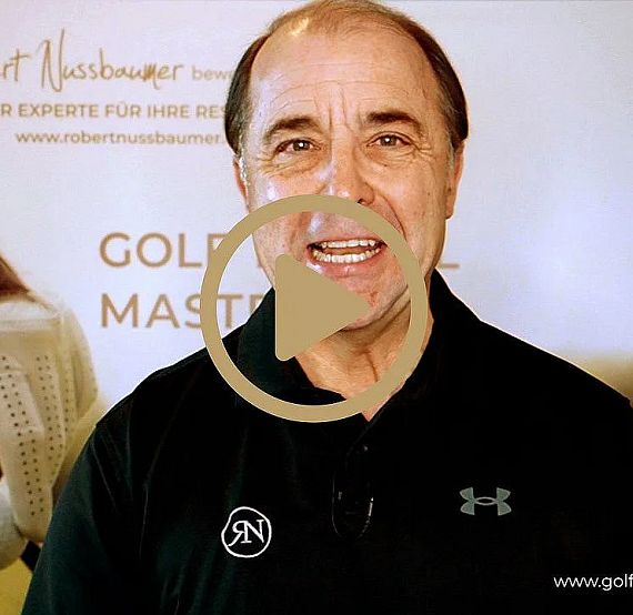 Mann in Sportkleidung spricht vor einem Banner mit Schrift und einem Bild von Golfausrüstung. Logo und Website einer Marke sind ebenfalls zu sehen.