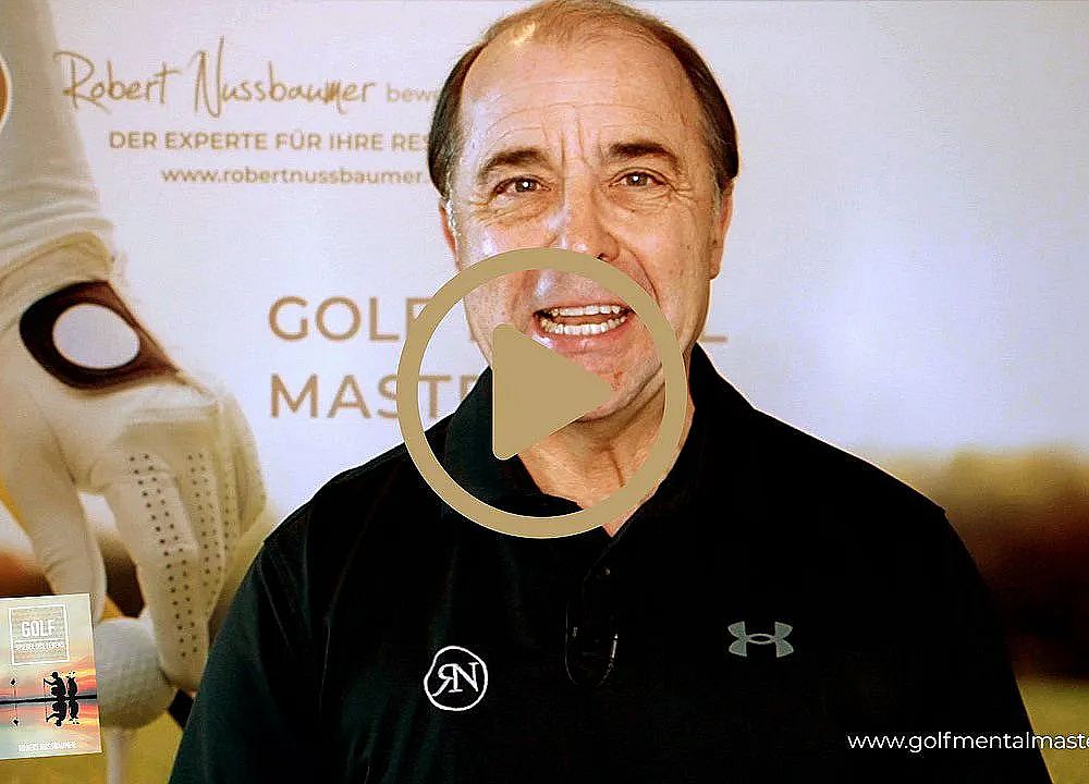 Mann in Sportkleidung spricht vor einem Banner mit Schrift und einem Bild von Golfausrüstung. Logo und Website einer Marke sind ebenfalls zu sehen.