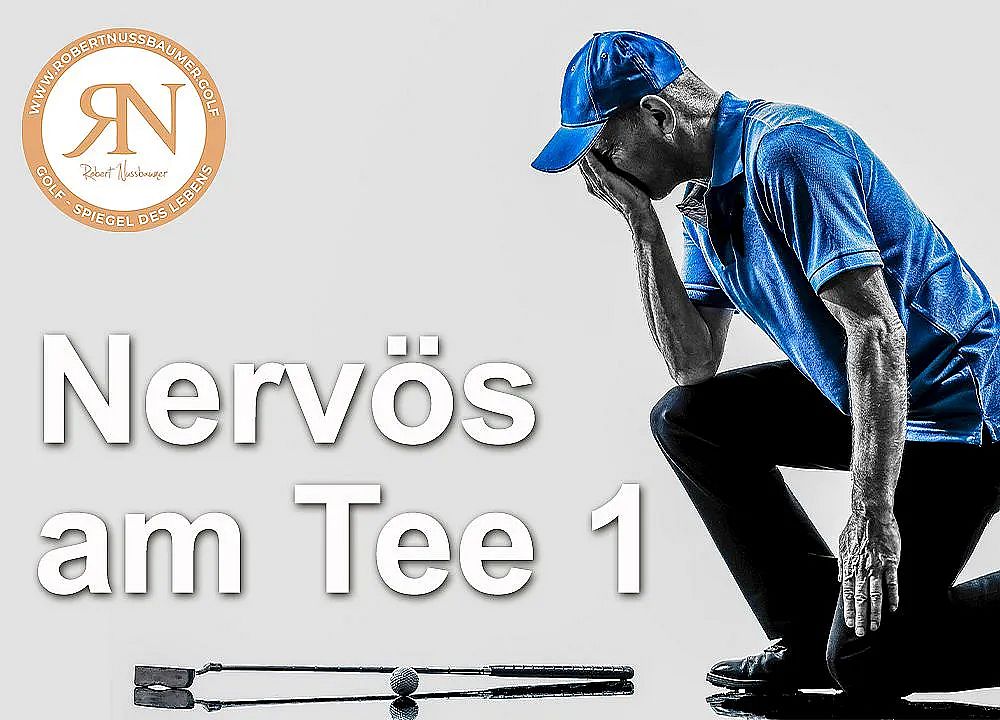 Ein Golfer in blauer Kleidung und Kappe kniet auf einem Knie und hält seine Hand vor dem Gesicht, während er mit zwei Golfschlägern neben einem Ball posiert.