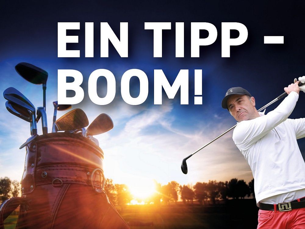 Ein Golfer in weißem Shirt schwingt einen Schläger, während die Sonne tief steht. Golfbag mit Schlägern im Vordergrund, Himmel im Hintergrund mit Text: "Ein Tipp – Boom!"