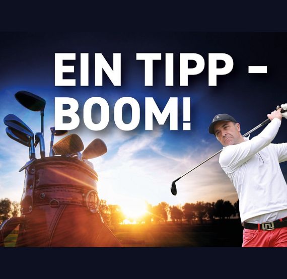 Ein Golfer in weißem Shirt schwingt einen Schläger, während die Sonne tief steht. Golfbag mit Schlägern im Vordergrund, Himmel im Hintergrund mit Text: "Ein Tipp – Boom!"