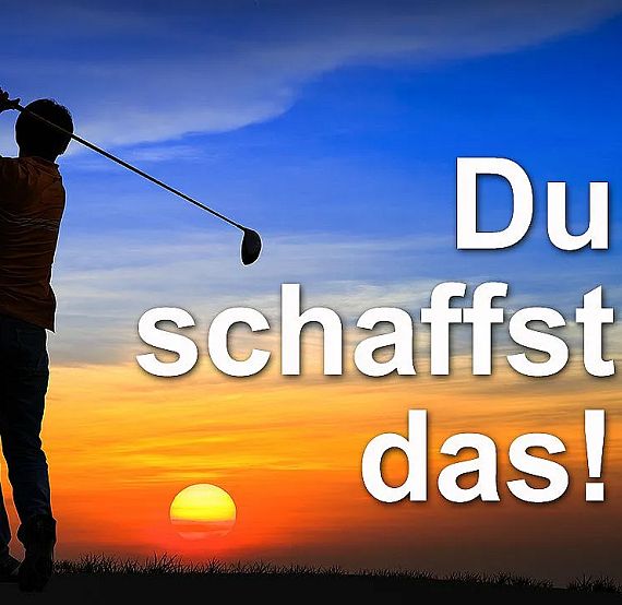 Silhouette of a golfer swinging at sunset with the motivational phrase 'Du schaffst das!' emphasized against a colorful sky.