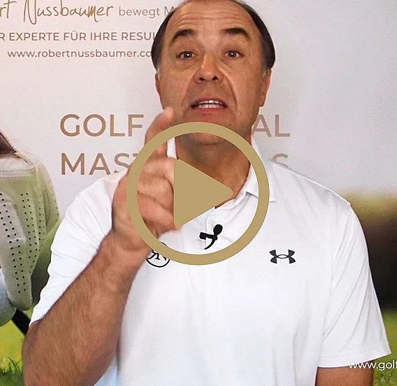 Mann in weißem Polohemd spricht vor einem Banner über Golf, mit großem Play-Button in der Mitte. Im Hintergrund ist ein golfbezogenes Design zu sehen.