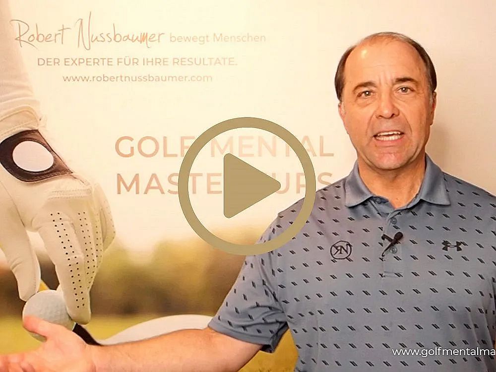 Ein Mann steht vor einem Banner mit Golfthema, trägt ein Polohemd und gestikuliert. Im Hintergrund ist ein Bild von einer Hand mit Golfball.