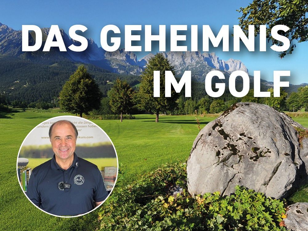 Ein Golfplatz mit Bergen im Hintergrund. Ein großes Schild zeigt "Das Geheimnis im Golf". In einem Kreis unten links lächelt ein Mann.