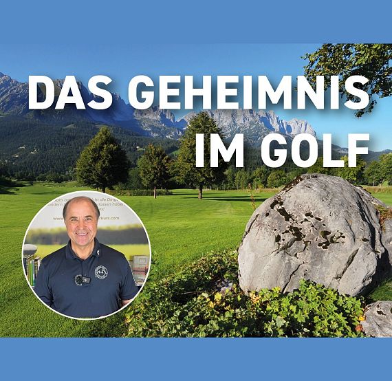 Ein Golfplatz mit Bergen im Hintergrund. Ein großes Schild zeigt "Das Geheimnis im Golf". In einem Kreis unten links lächelt ein Mann.