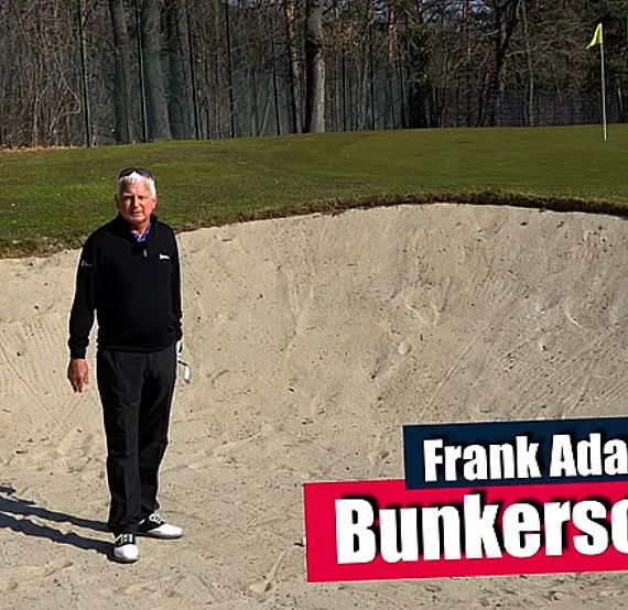 Man in a golf bunker demonstrating a technique, with a green and flag in the background on a sunny day. The text 'Bunkerschlag' is visible in the corner.