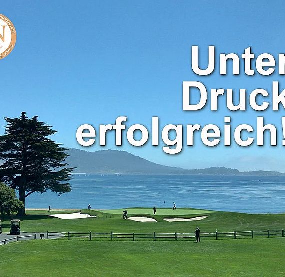 A golf course by the ocean with a tree and sand bunkers. Text reads 'Unter Druck erfolgreich!'. Bright blue sky and hills in the background. Motivational theme.