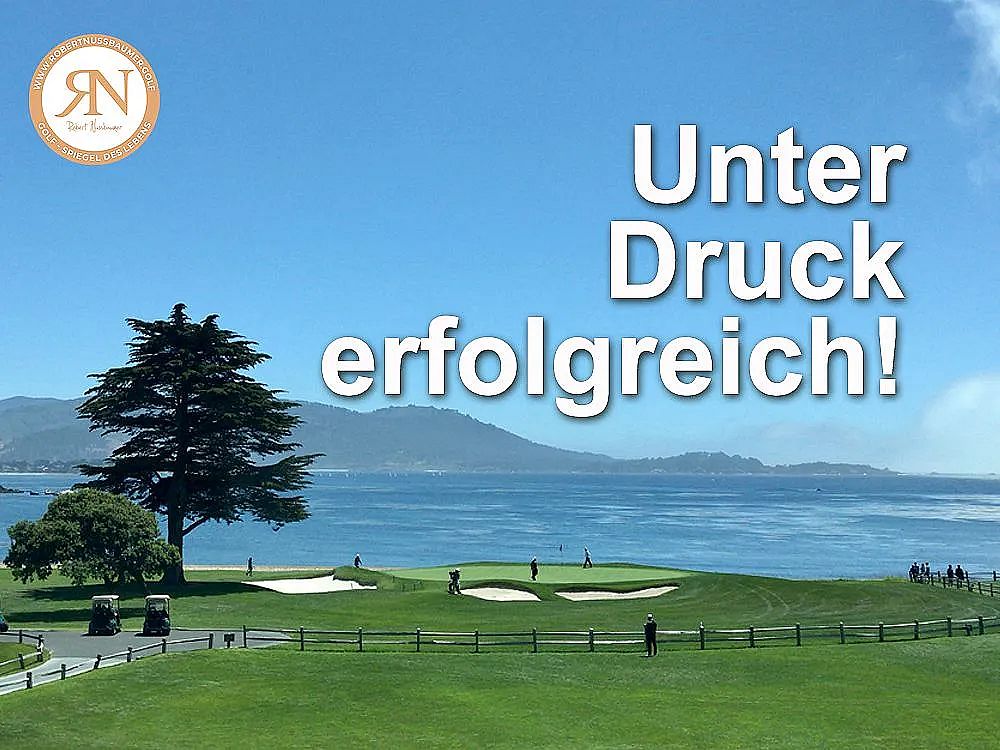 A golf course by the ocean with a tree and sand bunkers. Text reads 'Unter Druck erfolgreich!'. Bright blue sky and hills in the background. Motivational theme.