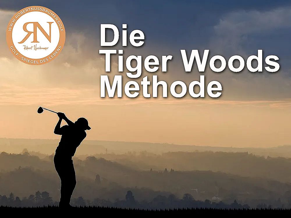 Ein Golfer im Profil schwingt einen Schläger vor einem Abendhimmel. Im Hintergrund sind Hügel zu sehen. Text: Die Tiger Woods Methode.