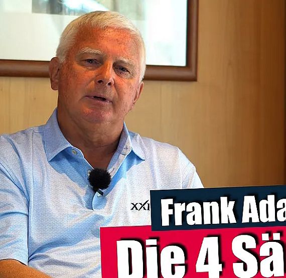 Ein älterer Mann mit weißem Haar sitzt in einem Raum, trägt ein hellblaues Polohemd und hat ein Mikrofon am Hemdkragen. Im Bild steht "Die 4 Säulen".