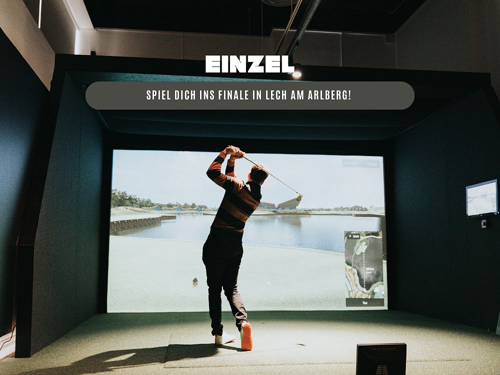 Ein Golfer schlägt einen Ball in einem Indoor-Golfsimulator. Im Hintergrund ist ein virtuelles Golfplatz-Szenario zu sehen. "Einzel" steht oben im Bild.