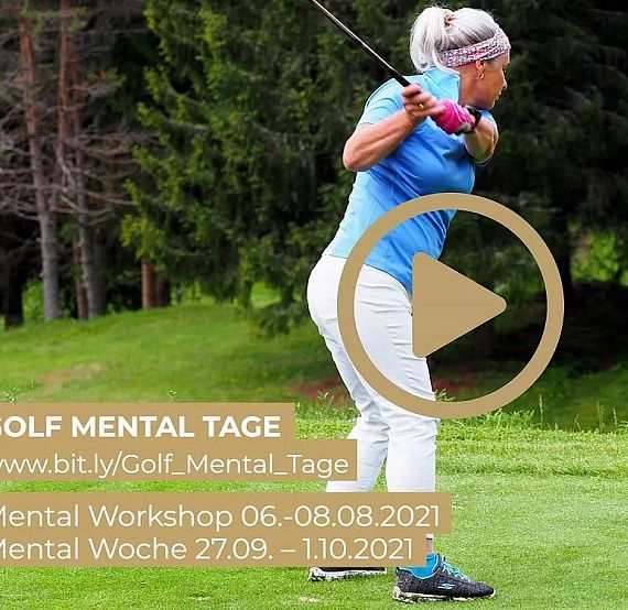 Frau in pinkem Shirt und weißer Hose beim Golfabschlag, umgeben von Wald. Text über Mentale Tage und Workshops zu Golfmentalität ist eingeblendet.