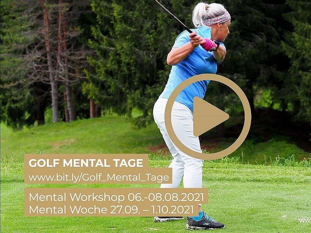Frau in pinkem Shirt und weißer Hose beim Golfabschlag, umgeben von Wald. Text über Mentale Tage und Workshops zu Golfmentalität ist eingeblendet.